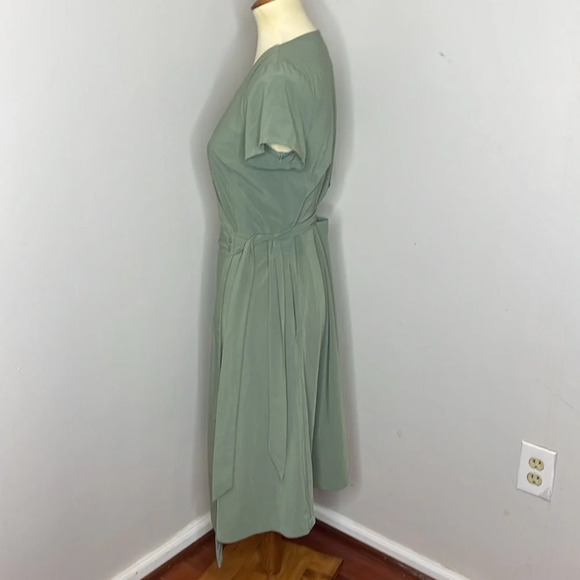 Elegant Green Wrap Dress - Picture 5 of 12